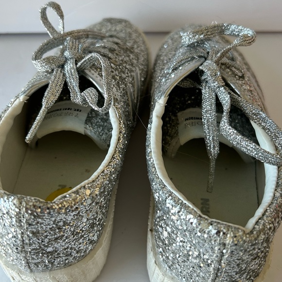 Tretorn glitter sneaker size 5
Runs big
Silver glitter
Lace up - Picture 7 of 10